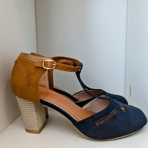 Adorable navy blue and yellow pumps!